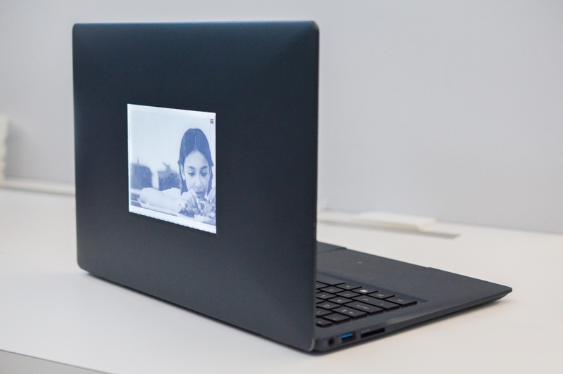 Фото - Intel показала ноутбук с дополнительным E-Ink-экраном
